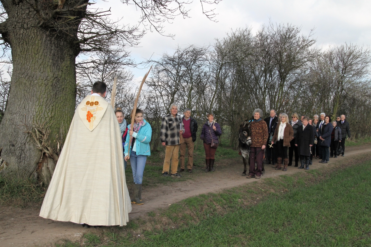 Crossing the fields to Christleton  Crossing the fields to Christleton