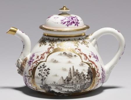 Finely painted Teapot, 1725
