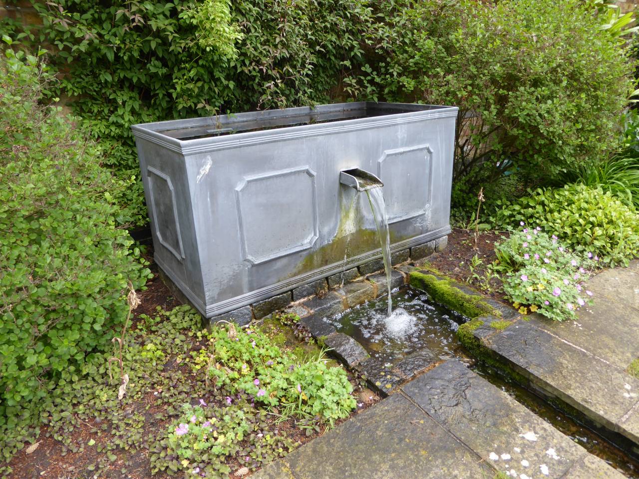 Header tank for rill  Header tank for rill