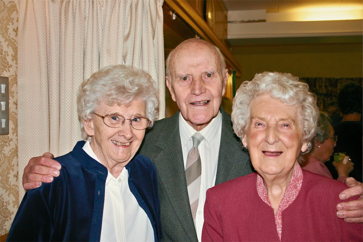 18 Les with his secretarie - A very happy team